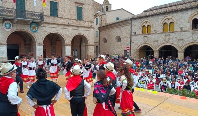 NELLE SCUOLE PROGETTO “BALLIAMO INSIEME CON MUSICA, ALLEGRIA E TRADIZIONE”